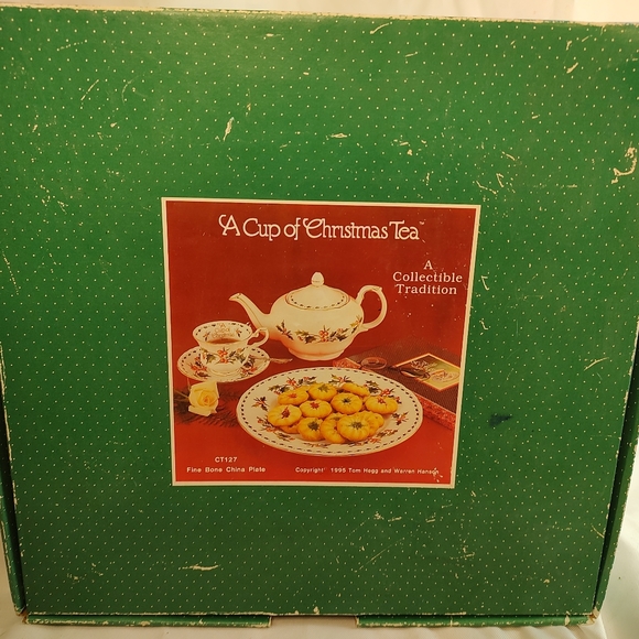 A Cup of Christmas Tea Dinner Plate Tom Hegg Waldman House Bone China - Picture 3 of 4